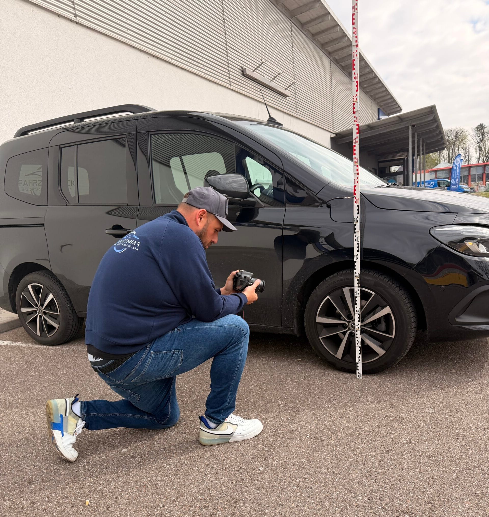 Anton Schwarzenberger fotografiert einen Schaden bei der Begutachtung vor Ort